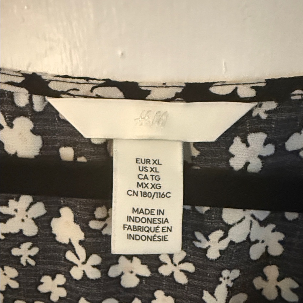 H&M Black and White Floral Blouse - Picture 6 of 6